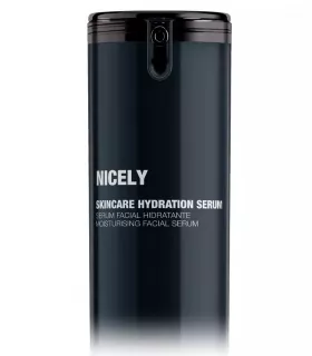 Auftragen des Serums auf Gesicht und Dekolleté mit sanfter Massage