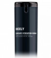 Auftragen des Serums auf Gesicht und Dekolleté mit sanfter Massage