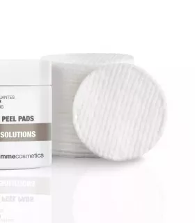 Gesichtspad wird über das Gesicht gerieben