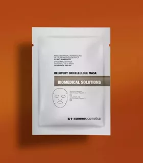 Beruhigende Biocellulosemaske auf Gesicht nach Behandlung