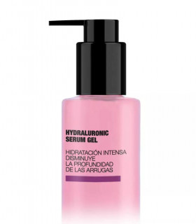 Anwendung des Hydraluronic Serums im Gesicht. Summecosmetics
